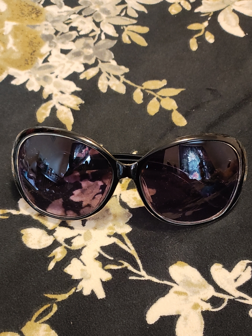 The image features a pair of women's oversized Vintage sunglasses